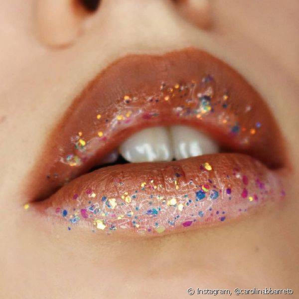 O efeito com glitter e efeito ombr? s?o ?timas propostas para o visual (Foto: Instagram @carolinabbarreto)